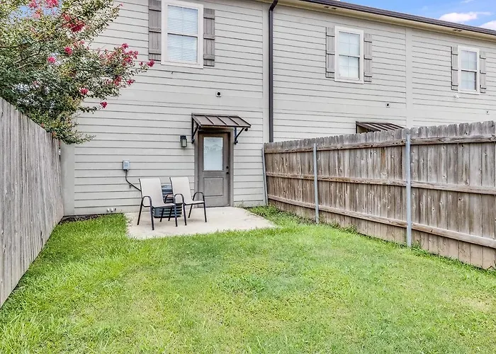 Cheerful 2 Bedroom Townhouse Gated *