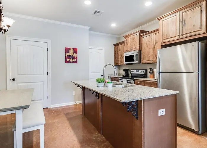 Cheerful 2 Bedroom Townhouse Gated Apartment Lafayette