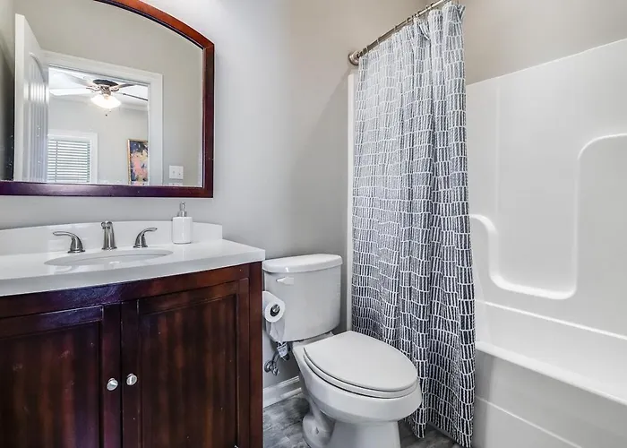 Cheerful 2 Bedroom Townhouse Gated